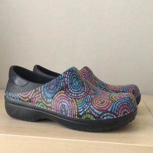 CROCS dual comfort graphic Clogs